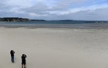Deux agents du parc naturel marin d'Iroise, sur une plage de Crozon, le 13 mai 2020