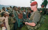 Des soldats français au camp de réfugiés tutsi, le 30 avril 1994 à Nyarushishi, au Rwanda