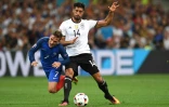 Antoine Griezmann aux prises avec Emre Can lors de la demie-finale de l'Euro-2016 le 7 juillet 2016 à Marseille