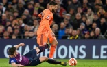 Le meneur de jeu de Lyon Nabil Fekir bien impuissant sur le terrain du Barça en 8es de finale de la Ligue des champions, le 13 mars 2019 au Camp Nou 