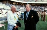 Fernand Sastre (d), président de la Fédération française de football, en compagnie de l'entraîneur Georges Boulogne lors de la demi-finale de la Coupe du monde 1982 entre l'Allemagne de l'Est et la France, à Séville, le 8 juillet