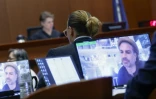 L'agent de stars Christian Carino témoigne par vidéo au procès en diffamation entre Johnny Depp (de dos) et Amber Heard, dans un tribunal de Fairfax, le 27 avril 2022
