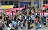 Des médias et des passagers à l'aéroport de Tel Aviv le 30 septembre 2026