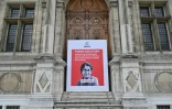 Le portrait de la chercheuse franco-iranienne, Fariba Adelkah,  emprisonnée en Iran, sur la façade de l'Hôtel de ville de Paris, le 5 juin 2020
