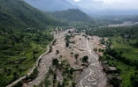 Vue aérienne montre de maisons partiellement submergées par la boue à la suite d'inondations soudaines dans le district de Buner, dans la province montagneuse de Khyber Pakhtunkhwa, le 17 août 2025 au Pakistan