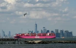 Un porte-conteneurs d'Ocean Network Express (ONE) passe à proximité de Manhattan, à New York, le 3 mai 2025