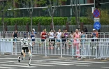 Un robot humanoïde lors du semi-marathon de Yizhuang, dans la banlieue de Pékin, le 19 avril 2026