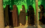 Des femmes attendent pour voter devant un bureau de Herat, dans l'ouest de l'Afghanistan, le 28 septembre 2019
