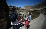 Masqués dans le Colisée à Rome le 1er juin 2020