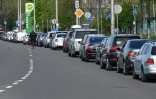 Des automobilistes font la queue à une station-service de Kiev, le 2 mai 2022 en Ukraine