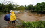 Des habitants regardent les inondations provoquées par le passage de la tempête Nate, le 5 octobre 2017 à Masachapa, au Nicaragua