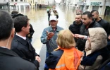 Le Premier ministre Manuel Valls écoute une victime des inondations à Nemours le 2 juin 2016