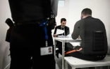 Le vice-procureur Benjamin Chambre interroge une personne en état d'arrestation présentée à la section P12 "flagrant delits", à Paris le 5 avril 2019