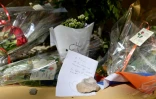 Fleurs et notes déposées devant l'entrée de la maison de Charles Aznavour, à Mouriès, en Provence, le 2 octobre 2018