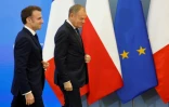 Le Premier ministre polonais Donald Tusk (droite) et le président français Emmanuel Macron achèvent une conférence de presse, le 12 décembre 2024 à Varsovie