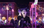 Un char transportant un géant à l'effigie de Charles Chaplin pour la 135è édition du carnaval de Nice, dédié au "Roi du cinéma" le 16 février 2019.