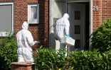 Des membres de la police scientifique entrent dans un centre d'aide aux jeunes où s'est produite une fusillade, le 29 juin 2026 à Stade, dans le nord de l'Allemagne