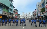 Des personnels de sécurité montent la garde devant l'église Saint-Anthony à Colombo après une explosion meurtrière, le 21 avril 2019