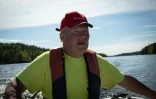 Risto Eronen, retraité, observe les allées et venues des phoques annelés du lac Saimaa, le 8 juin 2021 à Puumala, en Finlande