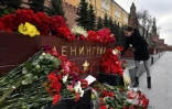 Une jeune femme dépose des fleurs en mémoire des victimes de l'attentat du métro de Saint-Pétersbourg, le 4 avril 2017 près du Kremlin, à Moscou