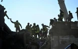 Les secours à la recherche de survivants dans les décombres d'un immeuble résidentiel après une frappe aérienne russe à Prylouky en Ukraine le 7 octobre 2026