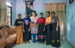La noble Norlina Rambu Jola Kalunga (3e g), ex-rectrice de l'Université chrétienne de Sumba, entourée de ses cinq esclaves à Waingapu, le 25 juin 2026 en Indonésie