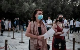 Des spectateurs portant un masque arrivent au théâtre antique Herodus Atticus au pied de l'Acropole pour un concert de l'Opéra national grec, à Athènes le 28 juillet 2020