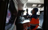 Un agent du Technicentre Atlantique de Châtillon désinfecte la cabine du conducteur dans un TGV, le 14 mai 2020 dans les Hauts-de-Seine