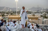 Des pèlerins musulmans prient sur le mont Arafat, étape phare du grand pèlerinage à La Mecque, le 26 mai 2026 en Arabie saoudite