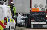 Des membres de la police scientifique britannique inspecte le camion charnier où 39 migrants vietnamiens ont trouvé la mort, le 23 octobre 2019 à Grays (Royaume-Uni)