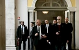 Le Premier ministre François Bayrou après une réunion avec des membres du collectif des victimes des violences de Notre-Dame-de-Bétharram et leur porte-parole Alain Esquerre (à droite) à la mairie de Pau, le 15 février 2025