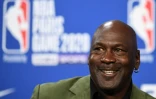 Michael Jordan, l'ancienne star des Chicago Bulls et de la NBA, en conférence de presse avant le match entre les Milwaukee Bucks et les Charlotte Hornets, dont il est désormais le propriétaire, le 24 janvier 2020 à l'AccorHotels Arena à Paris