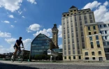 Un cycliste devant les Grands Moulins de Pantin, transformés en bureaux, qui bordent le canal de l'Ourcq, le 30 juillet 2022