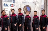 Six astronautes d'une équipe israélo-européenne posent pour une photo avant de commencer une mission d'entraînement pour la planète Mars, à Mitzpe Ramon dans le désert du sud du Néguev, en Israël, le 10 octobre 2021