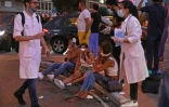 Des blessés pris en charge par des médecins devant un hôpital de Beyrouth après deux puissantes explosions, le 4 août 2020 au Liban