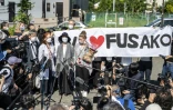 La fondatrice de l'Armée rouge japonaise Fusako Shigenobu (C) devant la presse, aux côtés de sa fille, le 28 mai 2022 à Tokyo