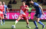 Le capitaine de l'AS Monaco Wissam Ben Yedder à la lutte avec le défenseur lorientais Léo Pétrot à Louis II, le 13 février 2022