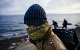 Un jeune vient d'arriver sur la plage de l'île de Lesbos en Grèce venant de Turquie, le 10 octobre 2015 