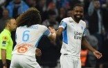Cédric Bakambu félicité par Mattéo Guendouzi après avoir marqué le but du break contre Nice au stade Vélodrome, le 20 mars 2022