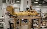 Des archéologues effectuent des restaurations sur le sarcophage en or de l'ancien pharaon égyptien Toutânkhamon au laboratoire de restauration du Grand Musée égyptien (GEM) à Gizeh, dans la banlieue sud-ouest du Caire, le 13 avril 2020 en Egypte