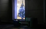 Un groupe électrogène à l'extérieur d'une maison où un sapin de Noël est illuminé, lors d'une coupure de courant à Odessa, après des frappes de missiles et de drones russes contre des infrastructures énergétiques ukrainiennes, le 22 décembre 2025