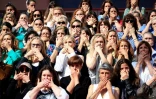 L'actrice Judith Godrèche (c), figure du mouvement #MeToo en France, manifeste avec des membres d'associations de lutte contre les violences faites aux femmes, sur les marches du Palais des Festivals à Cannes, le 16 mai 2024