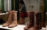 Des bottines visibles au palais Pitti de Florence lors de l'exposition "Aux pieds des dieux", le 30 janvier 2020 en Italie