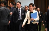 La cheffe de l'exécutif Carrie Lam, empêchée de prononcer son allucation par des parlementaires pro-démocratie, quitte le Parlement, le 17 octobre 2019 à Hong Kong