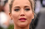 L'actrice américaine Jennifer Lawrence assiste à un gala de bienfaisance au Metropolitan Museum of Art, à New York, le 4 mai 2015