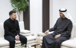 Photo non datée, diffusée le 28 mars 2026 par la Cour présidentielle des Émirats arabes unis, montrant le président émirati, Mohammed ben Zayed Al Nahyanen (d) et le président ukrainien Volodymyr Zelensky lors d'une visite aux Émirats arabes unis
