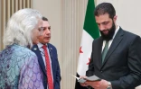 Une photo fournie par l'agence de presse officielle syrienne SANA  montre le dirigeant syrien Ahmad al-Chareh  rencontrant à Damas Debra Tice, la mère du journaliste américain disparu en Syrie Austin Tice, le 19 janvier 2025
