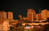 Des immeubles illuminés par une explosion à Kiev pendant une attaque russe, le 6 juillet 2026