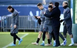 "NAK", le président du PSG salue ses joueurs, Lionel Messi en tête, avant une séance d'entraînement au Camp des Loges, le 14 février 2022 