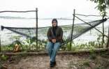 Marda Ellius, l'une des plaignantes dans le procès contre trois entreprises accusées d'avoir provoqué des incendies de forêt, à côté du marais tourbeux saisonnièrement sec de Bangsal, dans le sud de Sumatra, le 10 juin 2025 en Indonésie